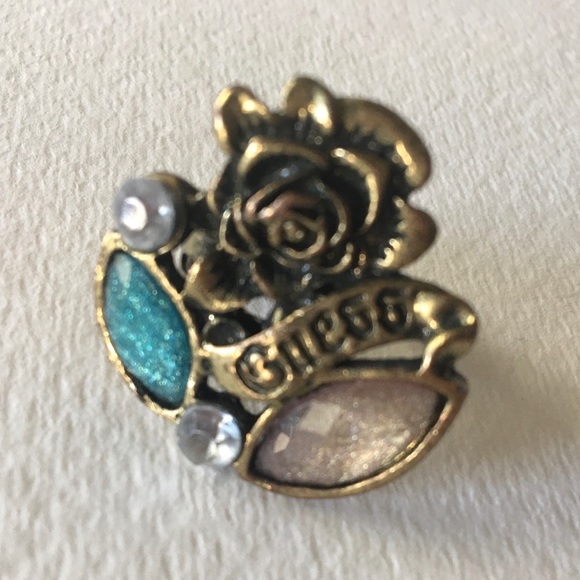 Guess ring. - Picture 2 of 7